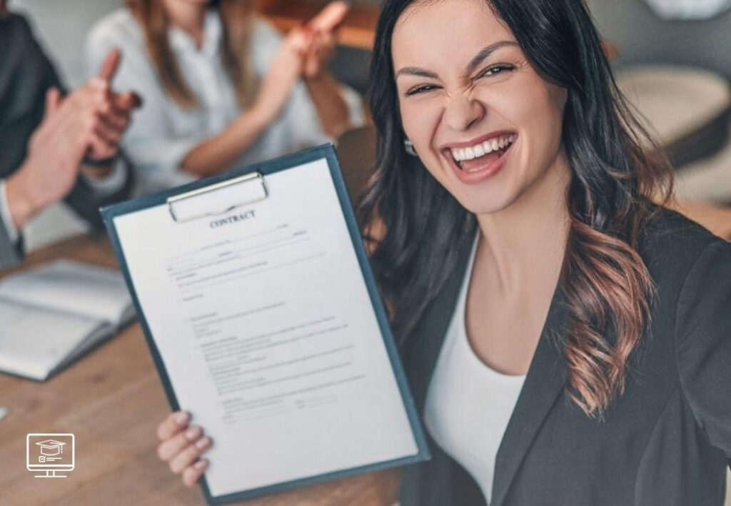 A imagem mostra uma mulher sorrindo com uma prancheta na mão mostrando como conquistar um bom emprego