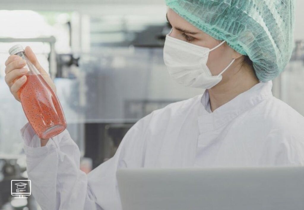 Inspetor de Qualidade Analisando produto