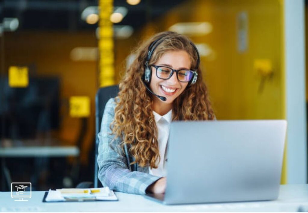 Atendente ao telefone com um sorriso realizando um atendimento ao cliente